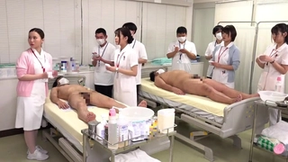 【大内密探008】，02后兼职嫩妹，发育真不错，这大长腿挺直，抠逼口交后入