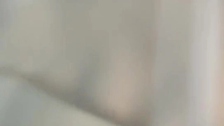 少女病人在宿舍房间里和医生调皮