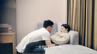 警察Tommy Gunn在里屋里和一个裸体少女做爱