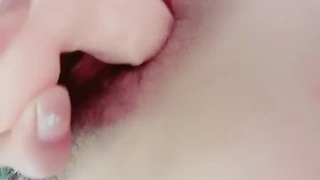 小胸部和紧致屁股的少女被男友狠狠地操