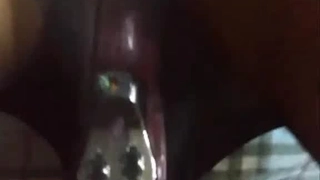 成熟的荡妇被年轻的公马撑开她的阴道