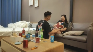 瘦学生在运动鞋中展示她的扭摆技巧