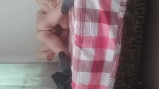 長相清純嫩妹全裸椅子上自慰誘惑 翹起屁股抖動掰穴自摸手指扣逼_1