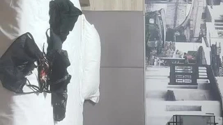 穿着情趣丁字裤用黄瓜插逼自慰