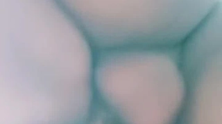 瘦弱的宝贝,小胸部和剃光的阴部使用假阳具进行肛门插入
