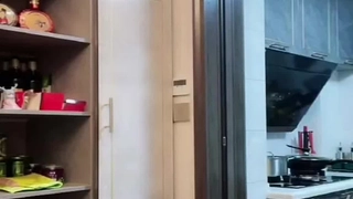 瘦弱的德国少女在公共洗手间里被粗暴地操和拳交