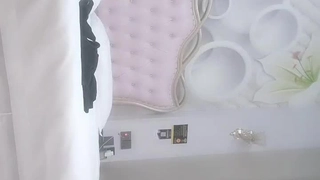 刺激！餐厅包间里把女友给单男操，极品身材，牛仔裤都来不及脱