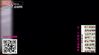 野外打炮刺激一队漂亮姐妹俩性欲上来了勾引了一个炮友在户外直播性爱表演美乳
