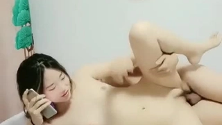 高潮吧一边享受东京都内某处的M男人的反应，一边责备乳头～～连续男人潮吹的非法辣妹性感美容潜入性交！