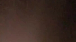 年轻的大学女孩从她的继兄那里接受按摩