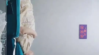 继父们的惊喜:少女第一次尝到爸爸的阴茎