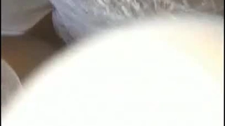 抬着脚，爽得直叫Baba，每天都要让我操，好爽啊，啊……